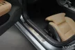 Avisa strieborná saténová oceľová ochrana prahu razený "Lines" (4-dielny) S60 III 2018->, V60 II kombi 2018->, V60 II CROSS COUNTRY 2018->stb.