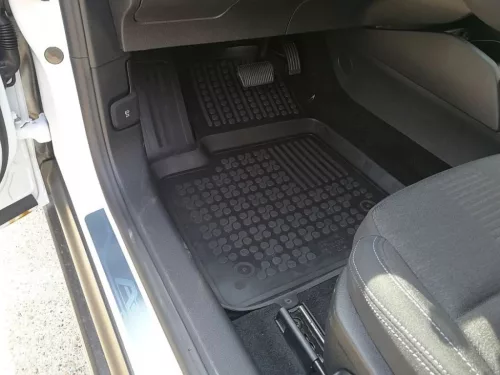 Rezaw čierne gumové koberce Ford FOCUS IV Hatchback/kombi od 2018 (200632)