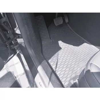   Rigum presne padnúci Gumové autokoberce Tesla Model Y 2025- Juniper-hez!